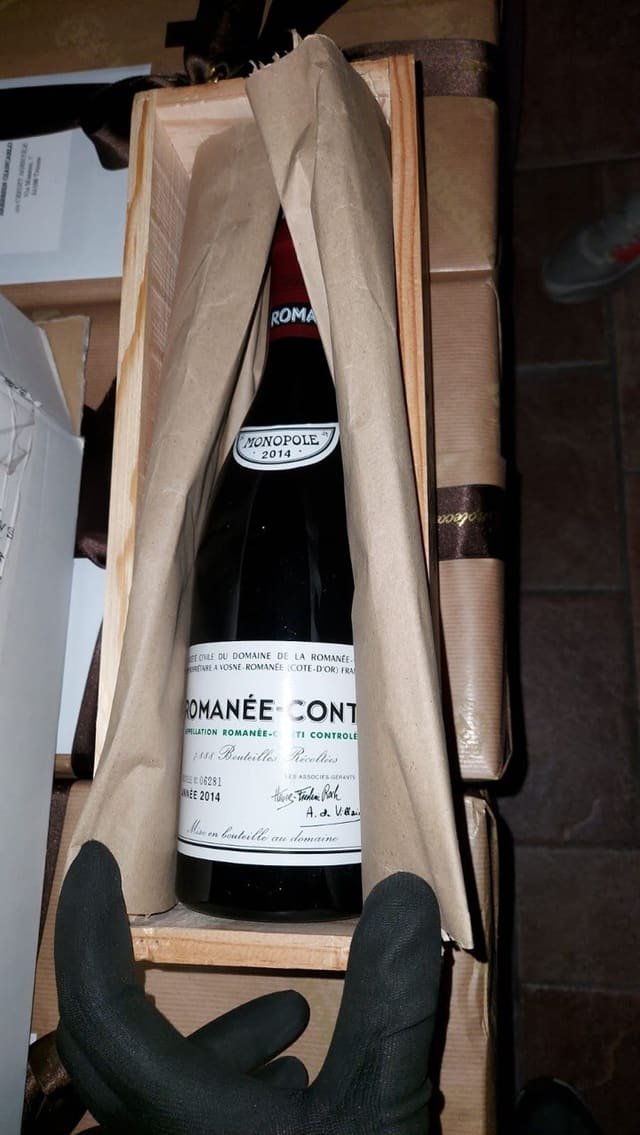 Bottiglia di Romanée-Conti 2014 nella sua cassetta di legno originale, avvolta nella carta velina